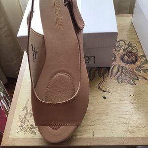 New in box beige sling back espadrilles 9M